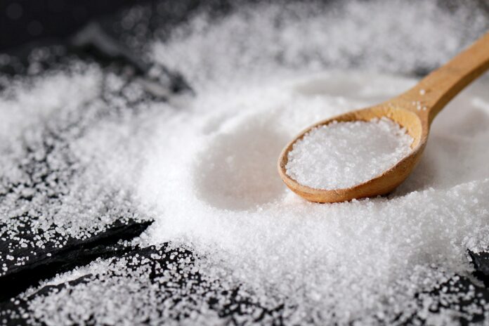 Este sănătos să consumăm mereu mai puțină sare?