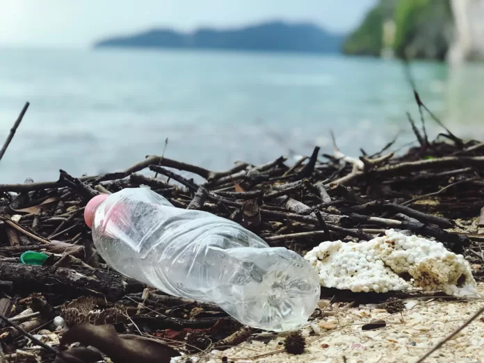 Cât plastic ajunge defapt în oceane?