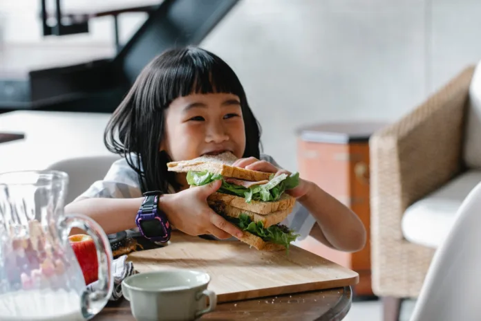 De ce tot mai mulți părinți își hrănesc copiii cu fast-food?